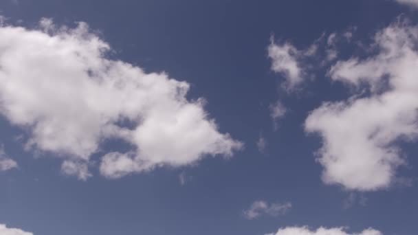 潘用几朵云彩在天空中摇曳 — 图库视频影像