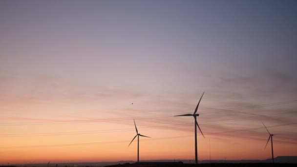 Windparks Bei Sonnenuntergang Von Der Autobahn — Stockvideo