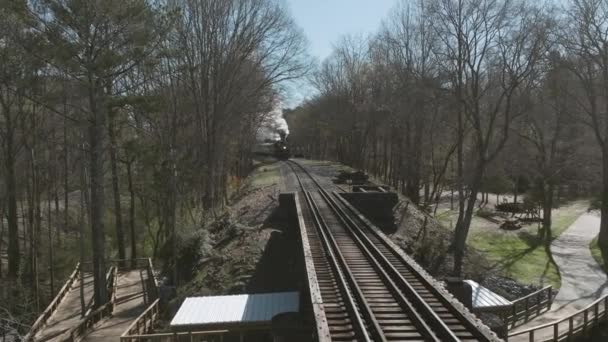 Chattanooga 선로를 내려가는 기관차 엔진을 공중에서 — 비디오