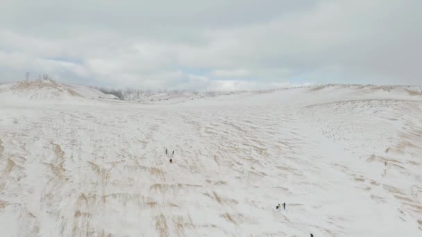 Aerial View People Sledding Sleeping Bear Dunes National Lakeshore Michigan — Vídeos de Stock