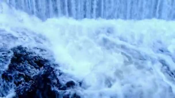 Espuma Agua Del Río Cascada Pequeña Presa Con Inclinación Hacia — Vídeos de Stock