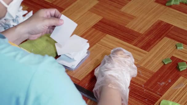 Close Van Een Persoon Handmatig Verpakken Kokosnoot Snoep Vloer Vietnam — Stockvideo