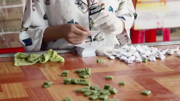 Blisko Kobiety Ręce Pakowania Cukierki Kokosowe Domu Wietnamskie Słodycze — Wideo stockowe