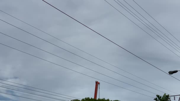 Baukran Haken Nähe Von Stromkabel Abgesenkt — Stockvideo