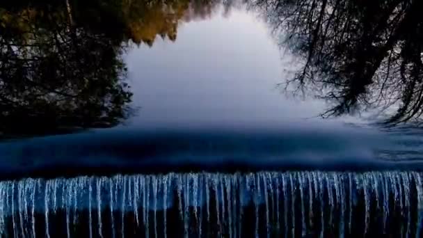 Glattes Oberflächenwasser Des Flusses Fließt Über Die Kante Sockel Nach — Stockvideo