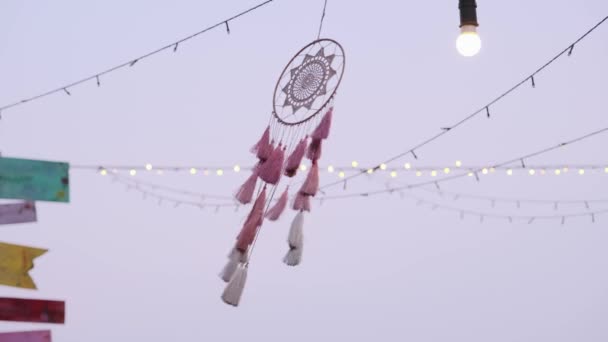 Dekoracyjny Różowy Zwisający Łapacz Snów Poruszający Się Wiatrem Zewnątrz — Wideo stockowe