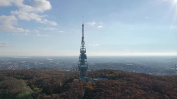 Vista Aérea Una Torre Televisión Con Una Gran Antena Llamada — Vídeos de Stock