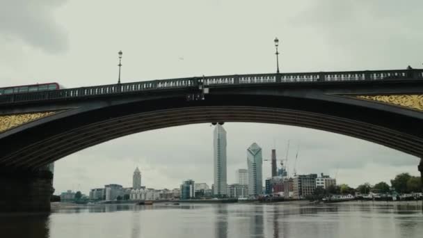 Themse Marode Brücke Und Moderne Apartmenthäuser West London — Stockvideo