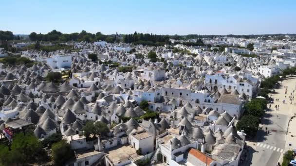 Flygdrönare Skott Vackra Lilla Staden Alberobello Italien Vitkalkade Stenhyddor Med — Stockvideo