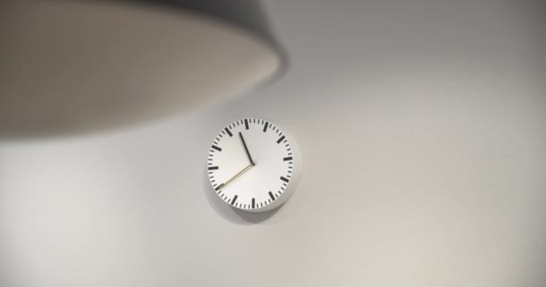 Nízký Úhel Záběru Office Clock Bílé Stěně — Stock video