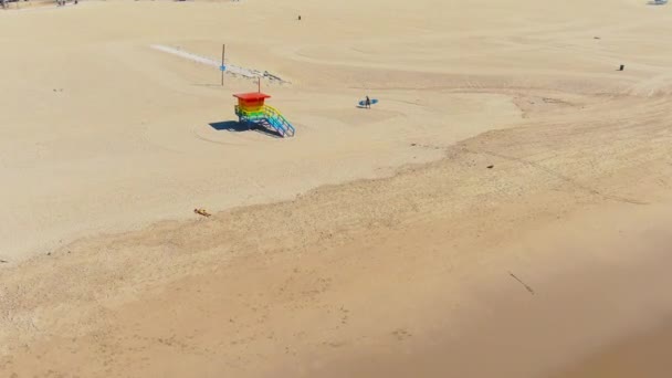 Venice Beach Life Guard Tower Surfer Περπάτημα Στην Άμμο — Αρχείο Βίντεο