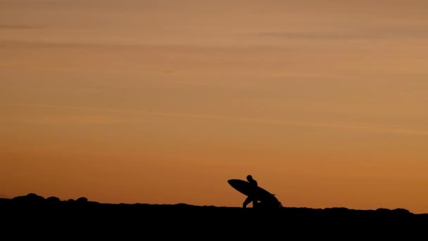 Silhueta Surfista Pôr Sol Caminhando Sobre Rochas — Vídeo de Stock