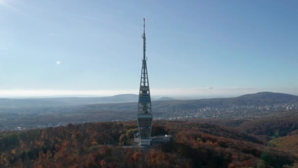 Vista Dell Orbita Aerea Una Torre Con Una Grande Antenna — Video Stock