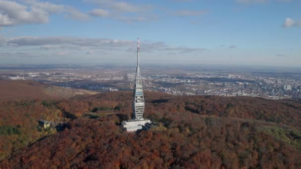 Widok Lotu Ptaka Wieżę Telewizyjną Dużą Anteną Kamzik Bratysławie Słowacji — Wideo stockowe