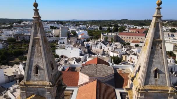 Vuelo Avión Tripulado Aéreo Entre Dos Torres Una Catedral Alberobello — Vídeos de Stock