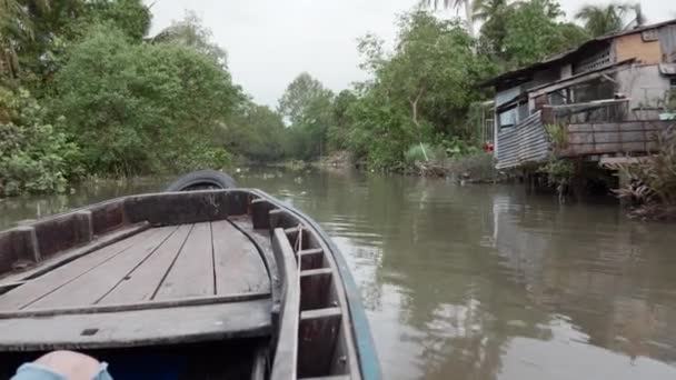 Zbliżenie Drewnianej Łodzi Pływających Pływających Rzeki Rynku Wietnamie — Wideo stockowe