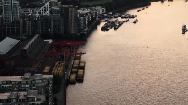 Nehirdeki Nakliye Konteynerleri Thames — Stok video