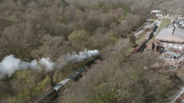 Flygdrönarskott Från Ånglok Som Rör Sig Förbi Fabrik — Stockvideo