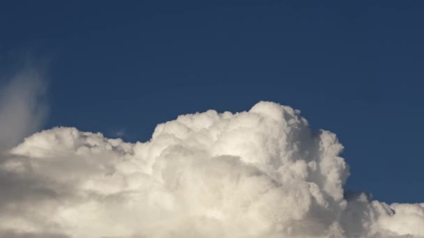 Αργή Κίνηση Ογκώδη Σύννεφα Στον Ουρανό — Αρχείο Βίντεο