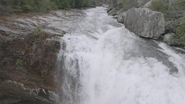 Slow Pan Aerial Shot Waterfall — Vídeo de stock