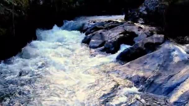 Речная Вода Каскадом Мимо Темных Скал Долли Форвард — стоковое видео