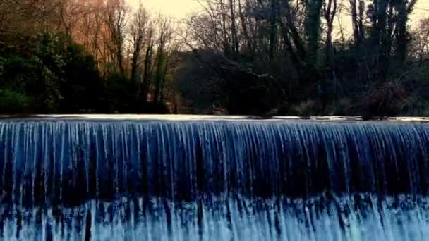 River Flowing Small Diversion Dam Coruna Espanha Dolly Back — Vídeo de Stock