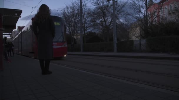 Warten Auf Die Ankunft Der Modernen Straßenbahn Der Abenddämmerung Bratislava — Stockvideo