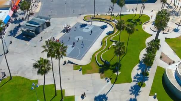Venice Beach Basket Ball Courts Aerial Flyby Afternoon Lighting — Vídeo de Stock