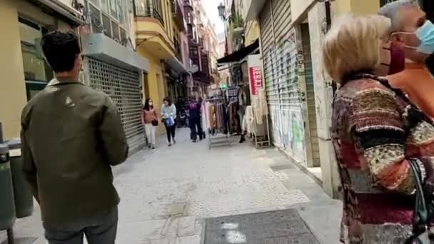 Går Smal Gata Malaga Folk Bär Ansiktsmasker Pandemin Man Och — Stockvideo