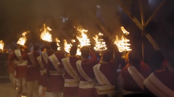 Men Maroon Kurtas Ganga Aarti Ceremony Held Night Triveni Ghat — Vídeos de Stock