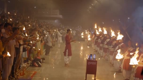Ganga Aarti 感謝祭ガンガリバーショアで行わ川の女神のための儀式Triveni Ghat Rishishes India スローモーション — ストック動画