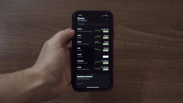 Watching Scrolling Stocks Iphone Watching Latests Trends Market Fluctuation — Stockvideo