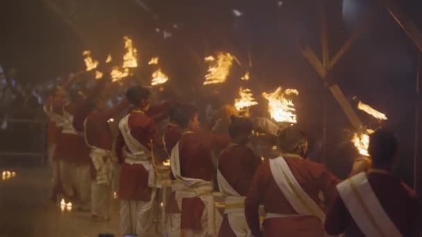 Индуистские Священники Исполняют Ритуалы Aarti Банках Ганги Ришикеше Уттаракханд Индия — стоковое видео