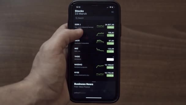 Aktien App Auf Dem Iphone Beobachten Neueste Trends Und Marktschwankungen — Stockvideo