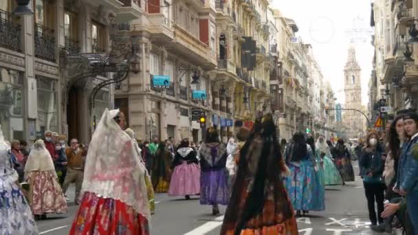 Grupo Mujeres Españolas Con Vestidos Tradicionales Pasean Por Una Antigua — Vídeos de Stock