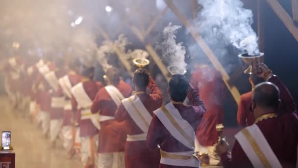 Hindu Præster Holding Røgelseskopper Sundown Ceremony Ganga Aarti Triveni Ghat – Stock-video