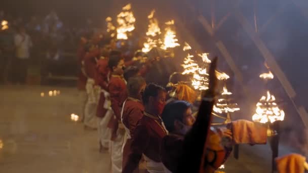 Pandits Uitvoeren Van Heilige Rituelen Van Ganga Aarti Ceremonie Triveni — Stockvideo