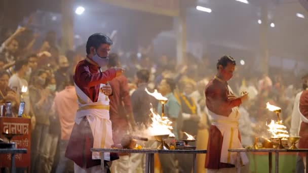 Церемоніальний Ритуал Ґанґи Орті Вогнем Вночі Triveni Ghat Rishikesh India — стокове відео