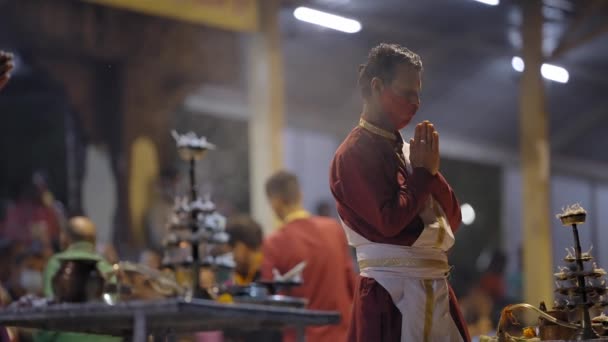 ガンガ アーティの儀式で祈る司祭インドのトリヴェニ ガットでの儀式 ミディアムショット — ストック動画