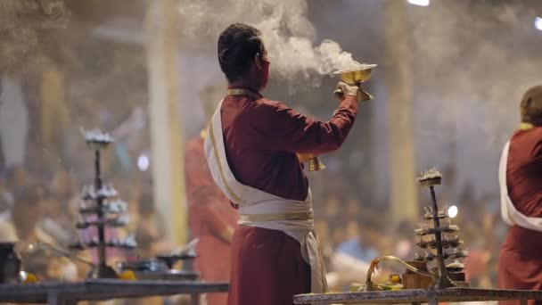 Ganga Aarti Ceremony Hindu Priest Waving Incense Cup Riverbank Rishikesh — Stock video