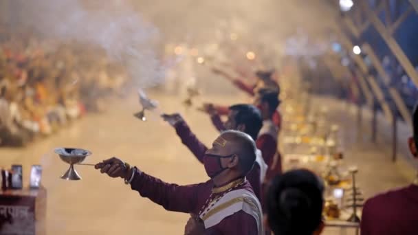 Hindu Priests Incense Cups Ganga Aarti Ceremony River Bank Triveni — Stok video