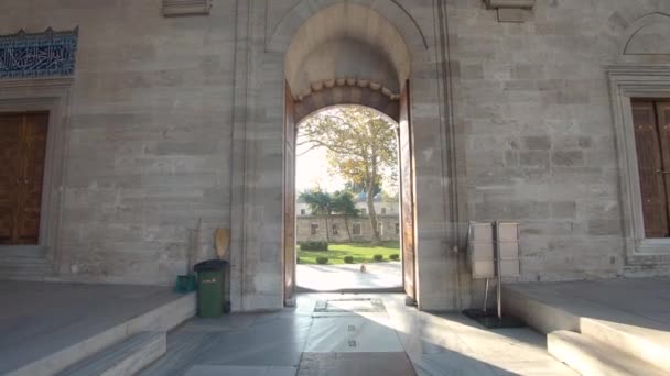 Traveling Grand Archway Entrance Courtyard Historic Suleymaniye Mosque Istanbul Turkey — Vídeo de stock