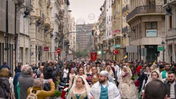 Una Calle Concurrida Durante Festival Fallas Valencia Con Gente Trajes — Vídeos de Stock