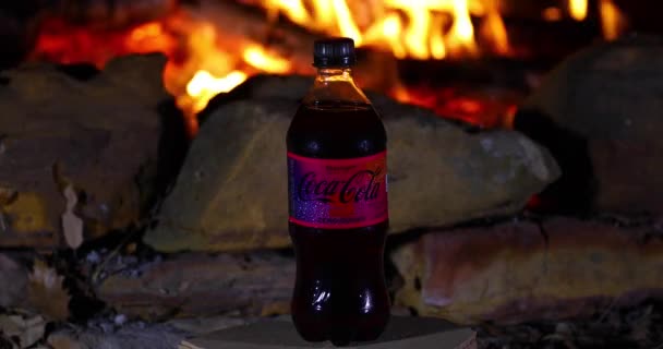 Video New Coca Cola Starlight Flavor Ounce Bottle Front Fire — Stock video