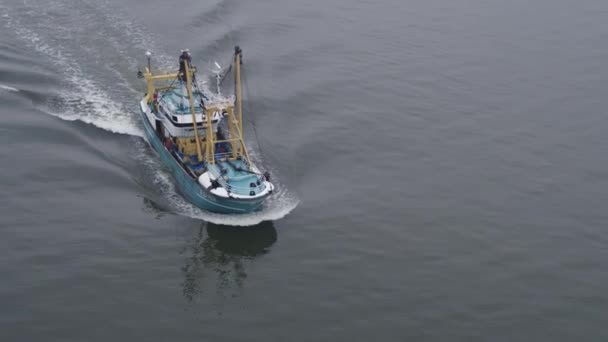 Blå Modern Fisketrålare Seglar Det Lugna Reflekterande Vattnet Förbi Den — Stockvideo