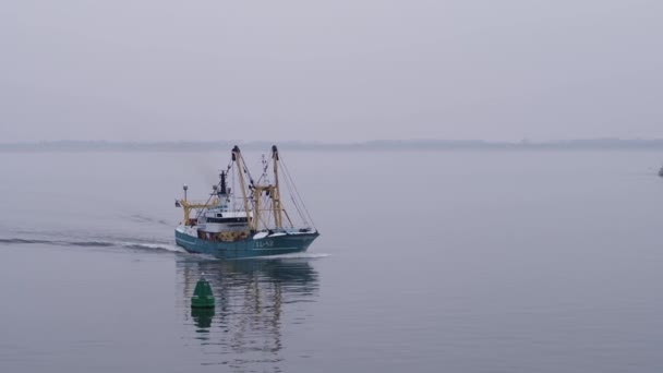 Γαλάζια Ψαρόβαρκα Μεγάλα Κίτρινα Ιστία Από Λιμάνι Του Stellendam Πλέει — Αρχείο Βίντεο