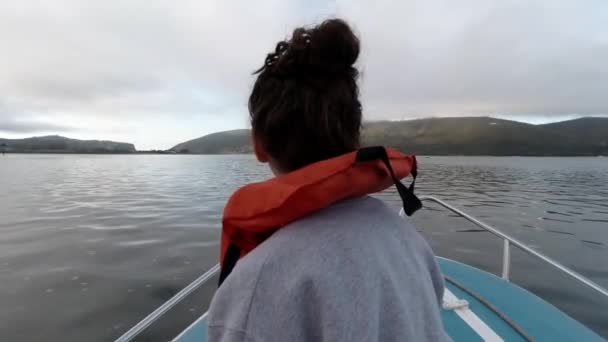 救命ベストを着た漁船の前に立つ白人女性 — ストック動画