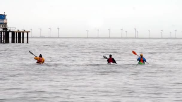 Grupo Amigos Temprano Mañana Viaje Kayak Hacia Muelle Llandudno — Vídeos de Stock