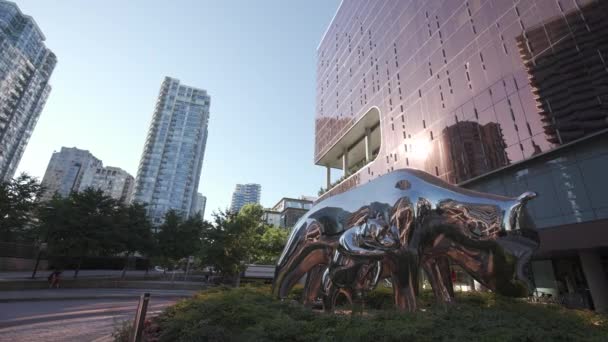 Marriot Parq Vancouver酒店前的Shiny Panda雕塑 — 图库视频影像