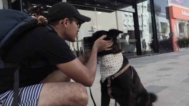 Spaanse Man Gesprek Met Zijn Zwarte Hond Straat — Stockvideo